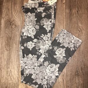 AEROPOSTALE GRAY FLORAL JEANS